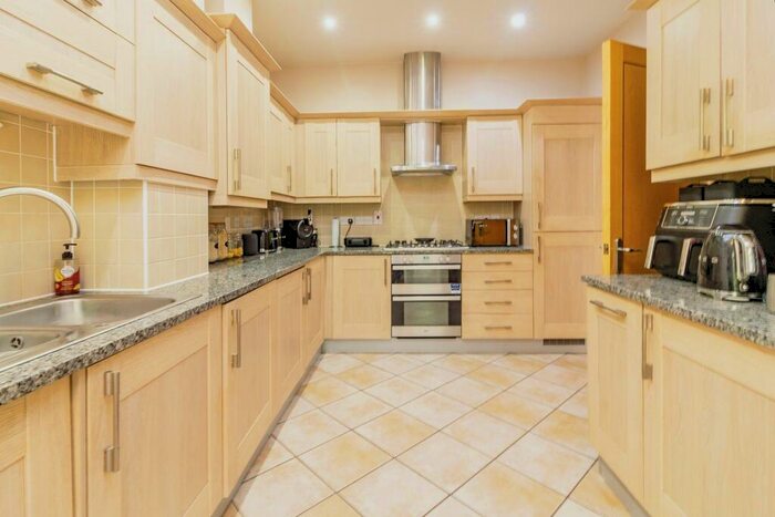 6 Bedroom Detached House For Sale In Kingswear Drive, Milton Keynes, MK10