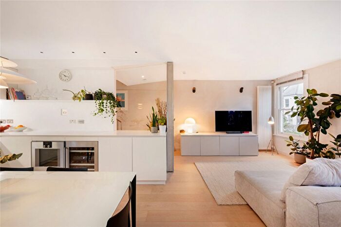 3 Bedroom Flat For Sale In Broomwood Road, Between The Commons, SW11