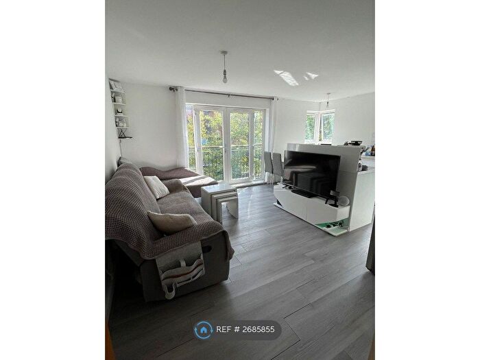 3 Bedroom Flat To Rent In Central Court, Salford, M3