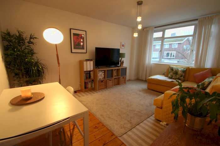 2 Bedroom Flat To Rent In High Road, Loughton, IG10