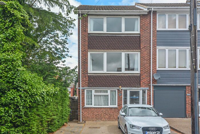 3 Bedroom End Of Terrace House For Sale In Mayfield Gardens, Brentwood, CM14
