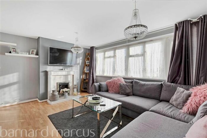 2 Bedroom Flat To Rent In Dunsfold Way, New Addington, Croydon, CR0