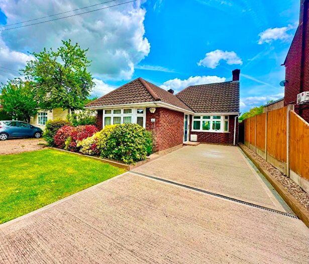 2 Bedroom Bungalow For Sale In Hubbards Chase, Hornchurch, RM11