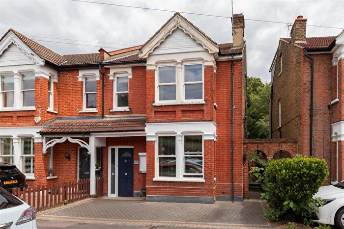 2 Bedroom Maisonette For Sale In Eastwood Road, South Woodford, E18