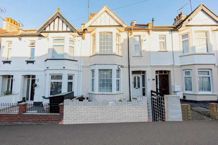 1 Bedroom Flat To Rent In Ronald Park Avenue, Essex, SS0