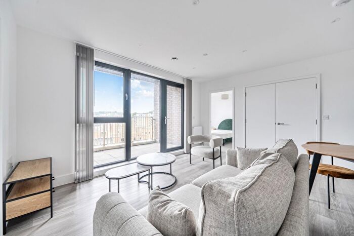 2 Bedroom Flat To Rent In Medway Street, Chatham, ME4