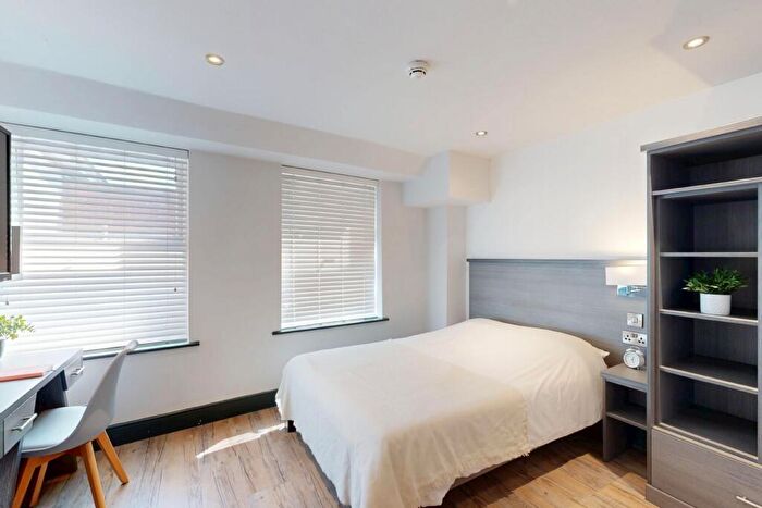 6 Bedroom Apartment To Rent In Hoods Hideout, - Houndsgate, NG1