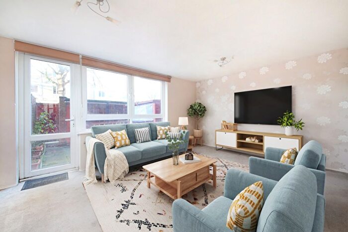 3 Bedroom Maisonette For Sale In Jacobson Court, Surrey Lane, SW11