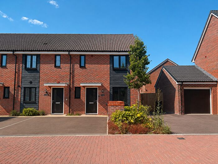 3 Bedroom End Of Terrace House For Sale In Brimstone Road, Swindon, SN3