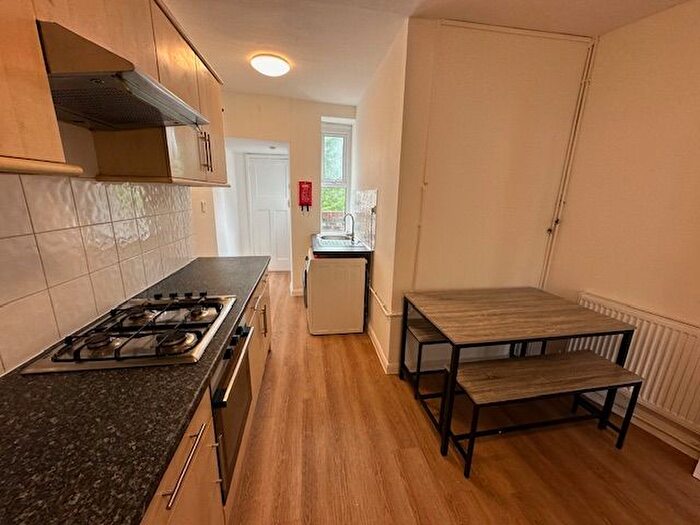 4 Bedroom Flat To Rent In Finchley Lane, London, NW4