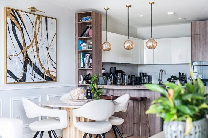 2 Bedroom Flat For Sale In Queenshurst Square, Kingston Upon Thames, Surrey, KT2