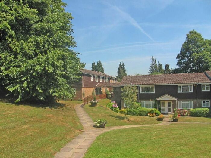 2 Bedroom Flat To Rent In Woodfield Road, Radlett, Hertfordshire, WD7