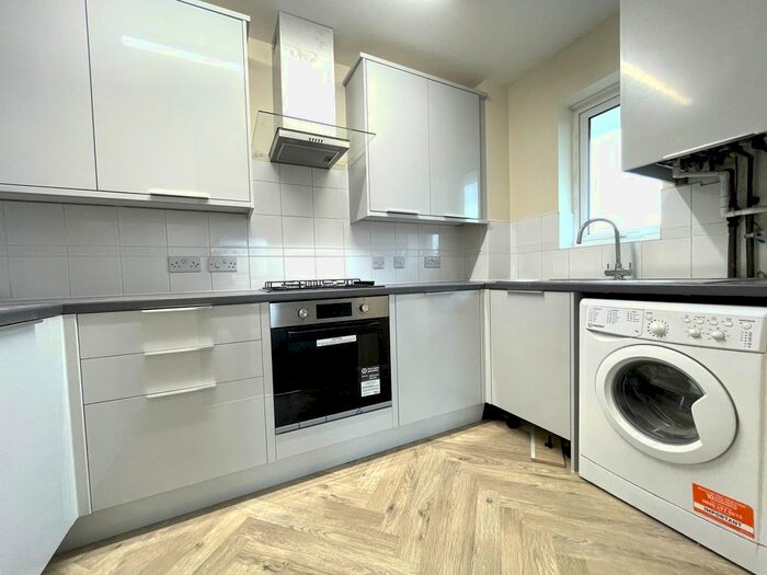 2 Bedroom Flat To Rent In Franklin Avenue, Watford, WD18