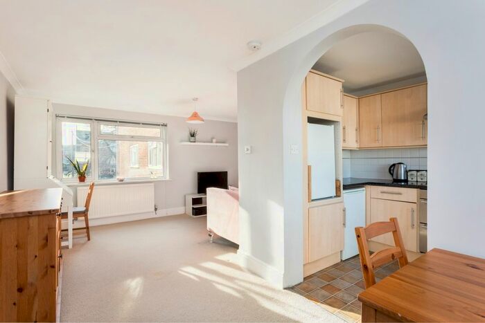 2 Bedroom Flat To Rent In Osborne Road, Windsor, SL4