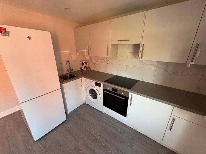 3 Bedroom Flat To Rent In Well Street, London, E9