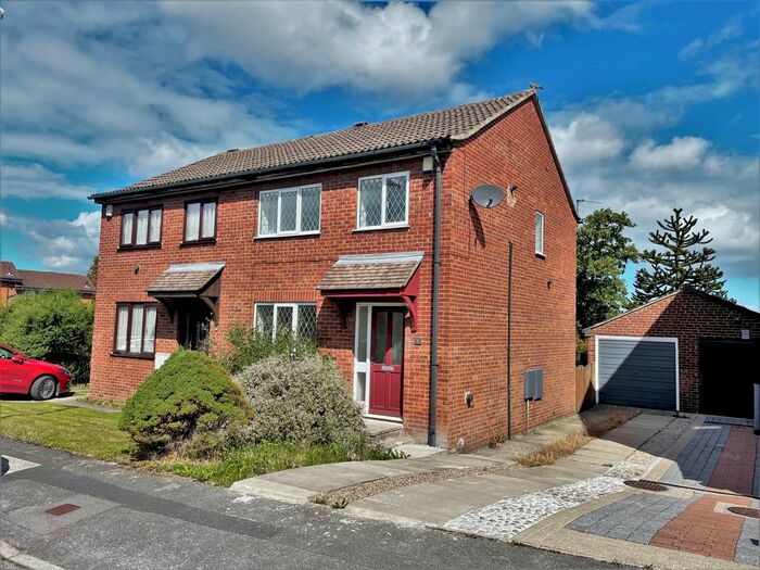 3 Bedroom Semi-Detached House To Rent In Middlecroft Close, Leeds, LS10