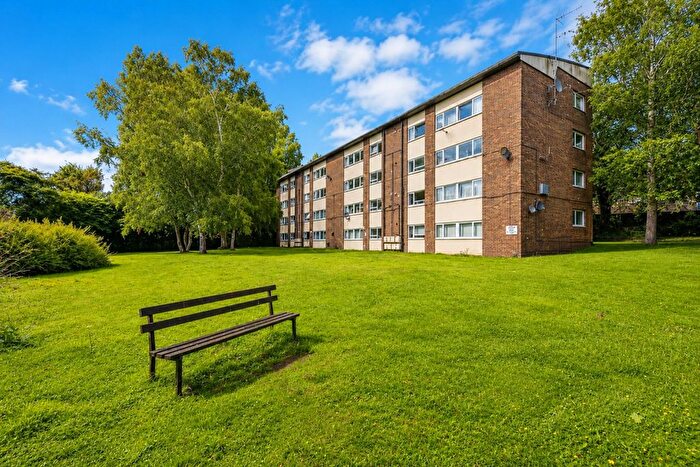 2 Bedroom Flat For Sale In Riverside Road, St. Albans, AL1