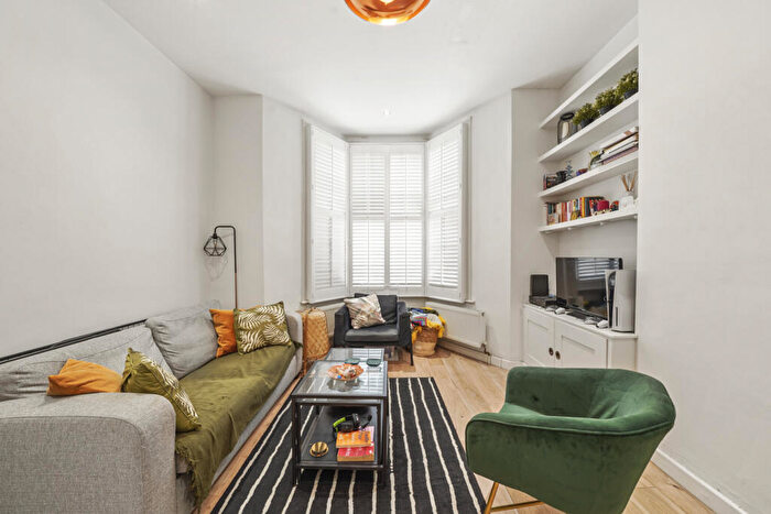 1 Bedroom Flat To Rent In St John's Hill, Battersea, London, SW11