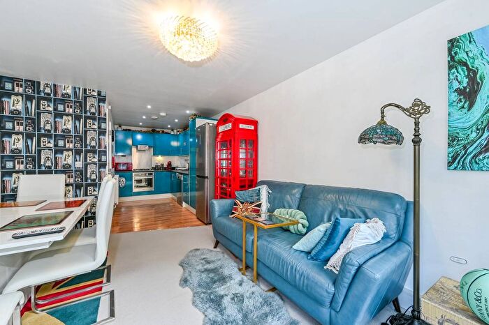 3 Bedroom Flat To Rent In Malvern Road, Maida Hill, London, NW6