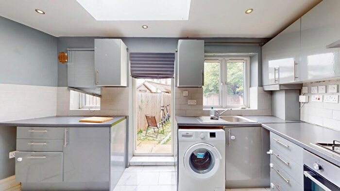 1 Bedroom Apartment To Rent In One Bed Flat In Thronton Heath, CR0