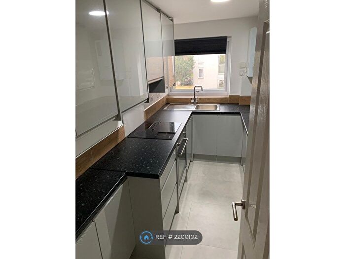 2 Bedroom Flat To Rent In Hedge Lane, London, N13