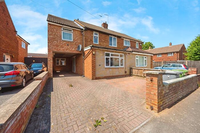 6 Bedroom Semi-Detached House For Sale In Rowelfield, Luton, LU2