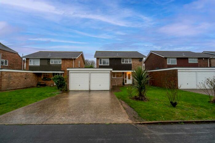 4 Bedroom Detached House To Rent In Lexden Gardens, Hayling Island, PO11