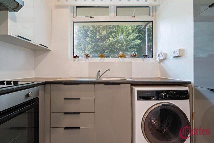 3 Bedroom Flat For Sale In Butfield House, Stevens Avenue, London, E9 - Photo 5