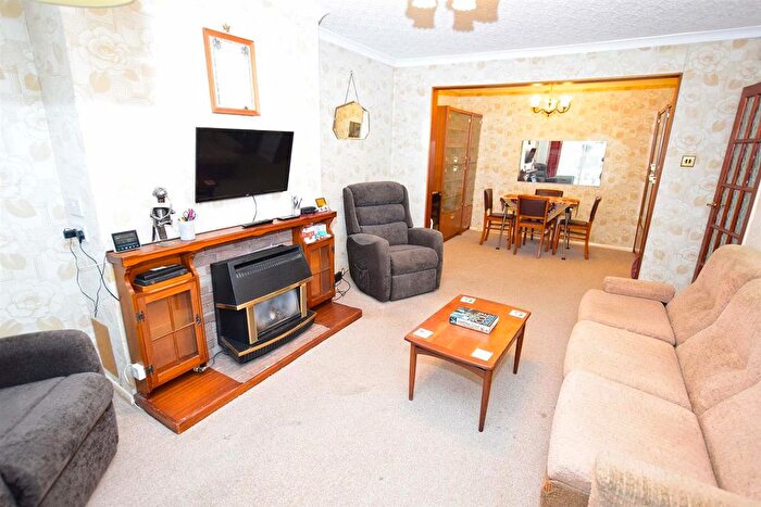 3 Bedroom Semi-detached Bungalow For Sale In Edwards Close, Gillingham, ME8
