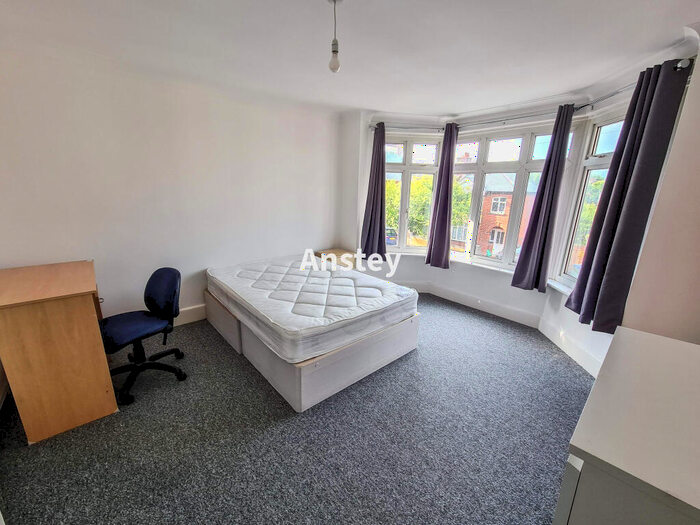 5 Bedroom Semi-Detached House To Rent In Sirdar Road, Southampton, SO17