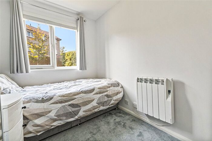 2 Bedroom Flat For Sale In Crowthorne Close, London, SW18