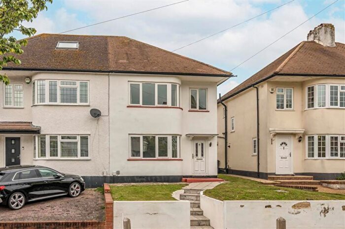 3 Bedroom House To Rent In Bassetts Way, Orpington, BR6