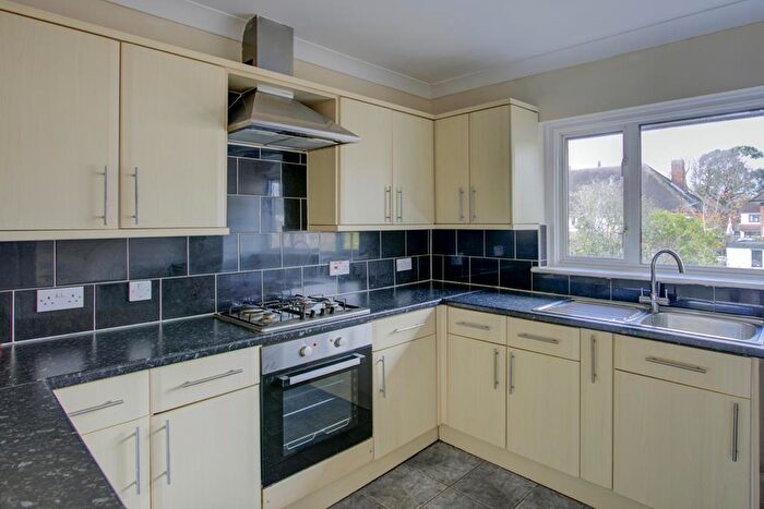 2 Bedroom Maisonette For Sale In Chelmsford Avenue Collier Row Romford Essex, RM5