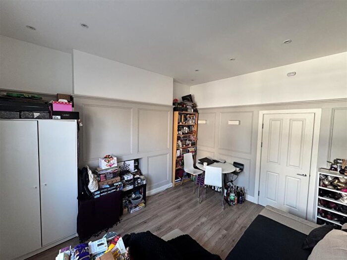 1 Bedroom Flat To Rent In Chiswick High Road, Chiswick, London, W4