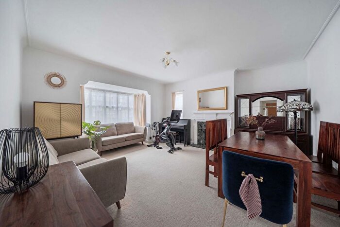2 Bedroom Flat To Rent In Monks Drive, Acton, London, W3