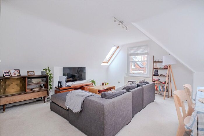 2 Bedroom Flat For Sale In Pinfold Road, Streatham, Lambeth, London, SW16
