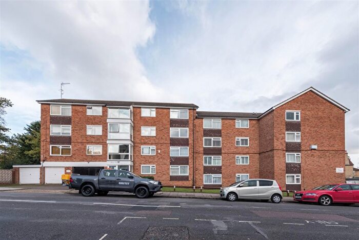 2 Bedroom Flat To Rent In High Road, London, N11