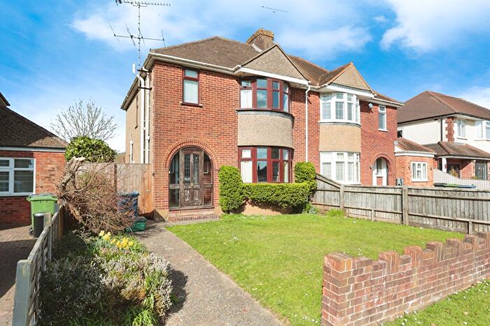 3 Bedroom Semi Detached House For Sale In Rupert Avenue, High Wycombe, HP12