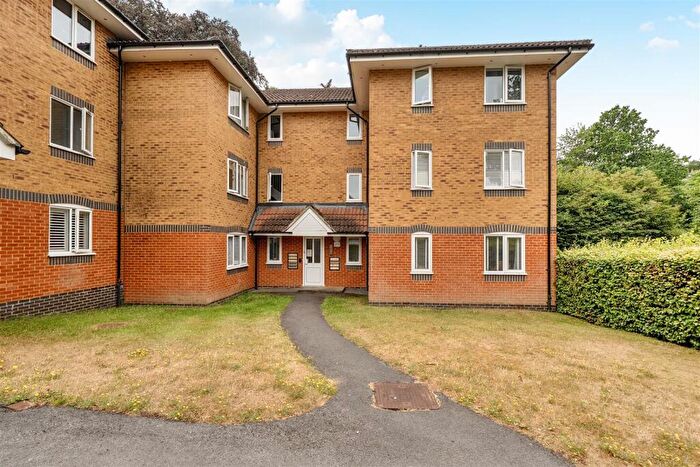 2 Bedroom Apartment For Sale In Masefield Gardens, Crowthorne, Berkshire, RG45