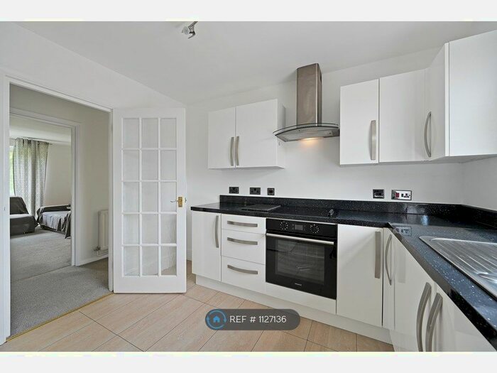 2 Bedroom Flat To Rent In Azalea Close, London, W7