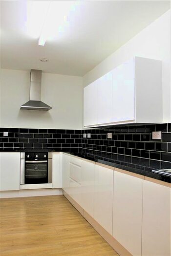 2 Bedroom Flat To Rent In Sunbridge Road, Bradford, BD1