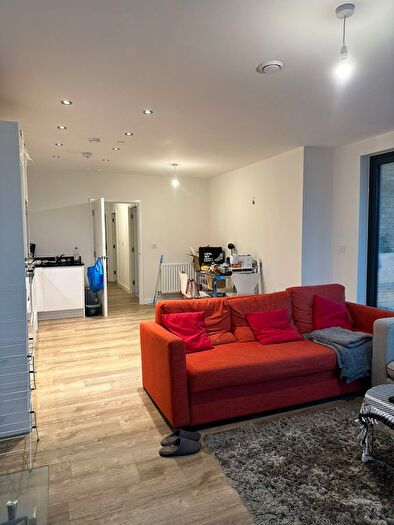 3 Bedroom Flat To Rent In Lakeside Drive, London, NW10