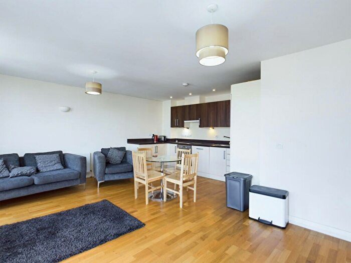 2 Bedroom Flat To Rent In Hallmark Court, Limehouse, E14