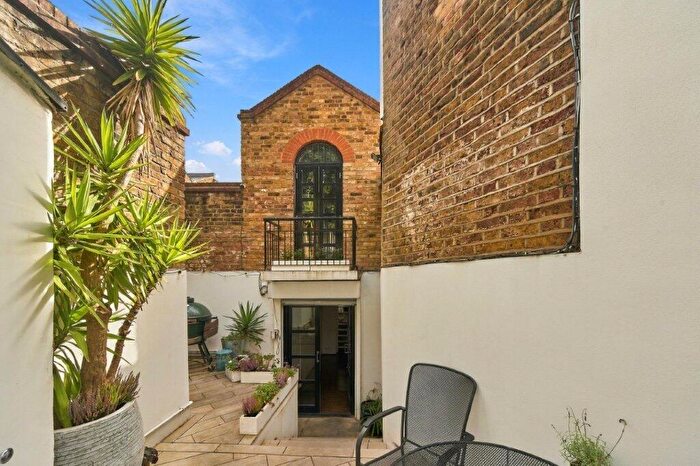 2 Bedroom Link Detached House For Sale In Prebend Street, Islington, London, N1