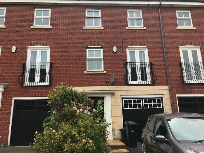 4 Bedroom Town House To Rent In Attingham Drive, Dudley DY1