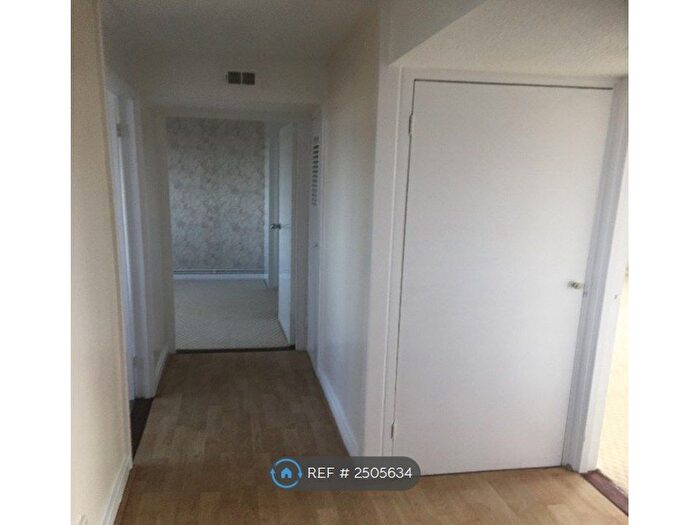 2 Bedroom Flat To Rent In Mountbatten Square, Windsor, SL4