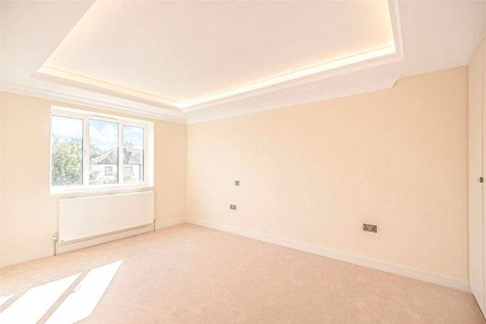 4 Bedroom Town House To Rent In Mews Close, Harrow, HA1