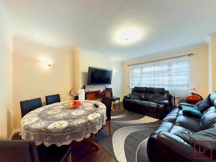 2 Bedroom Maisonette To Rent In Willow Tree Close, Ickenham, Uxbridge, Middlesex, UB10