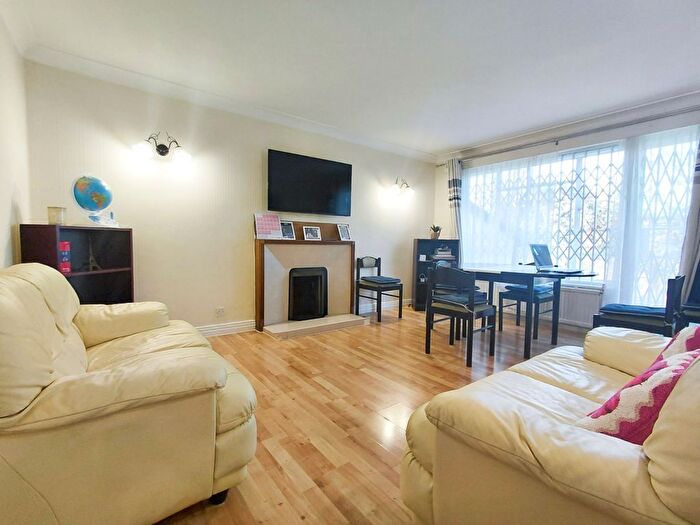 2 Bedroom Flat To Rent In Chatsworth Road, London, W5