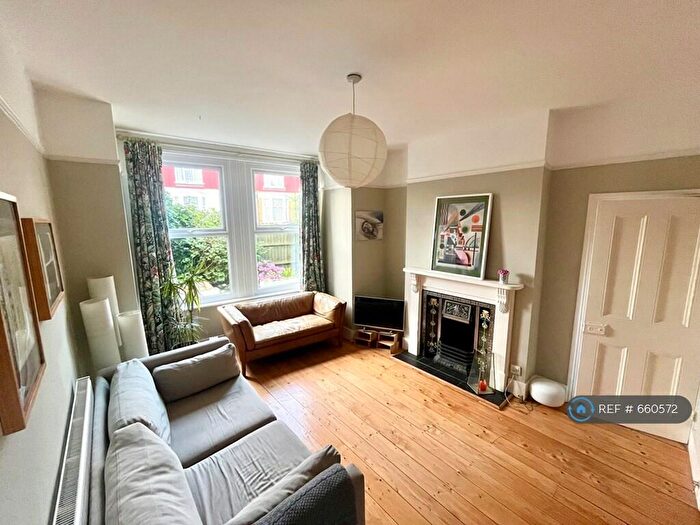 2 Bedroom Flat To Rent In Tennyson House, London, SE23